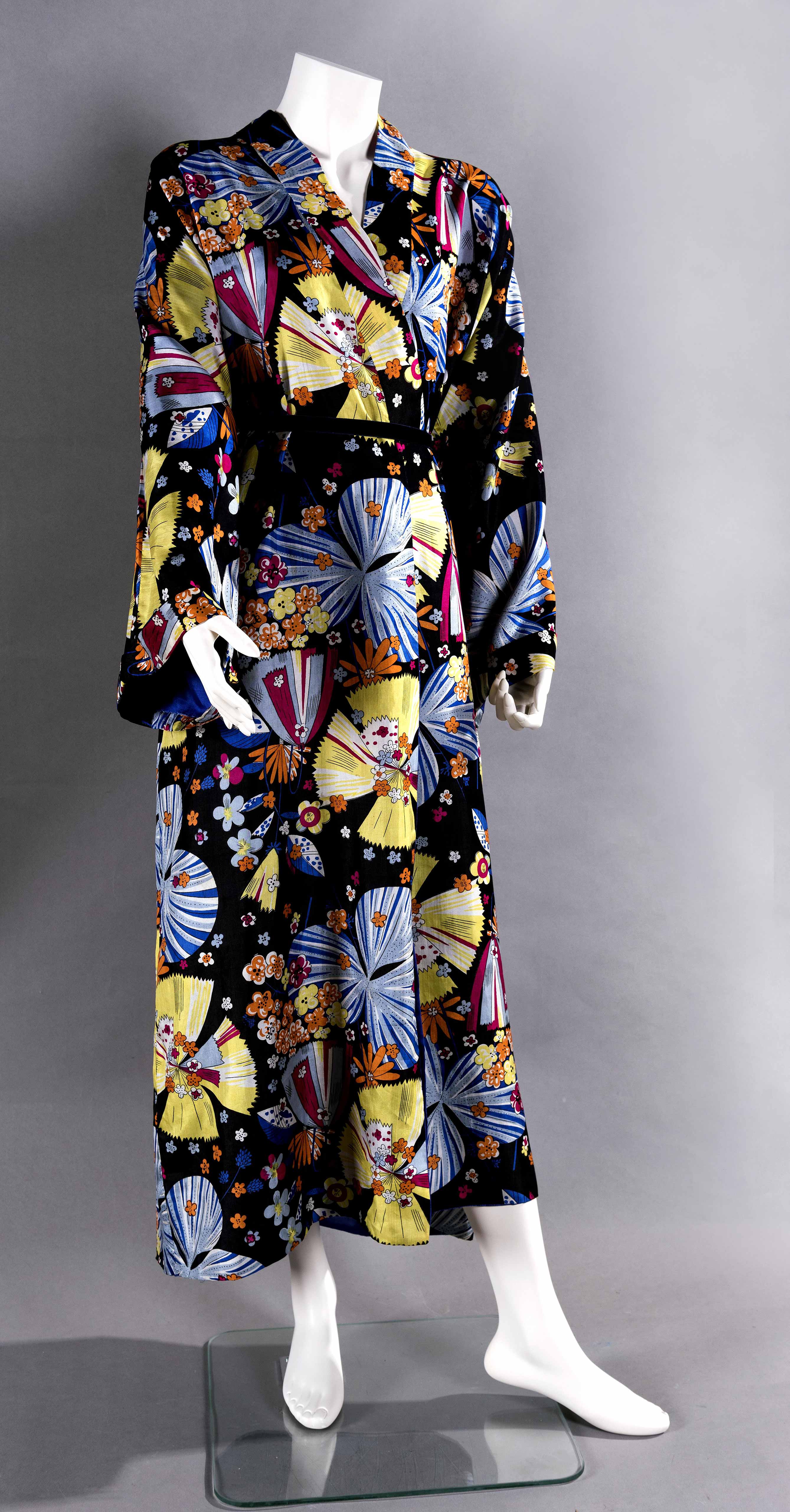 Übersichtsbild Textilarchiv Blaueer Engel Kimono
