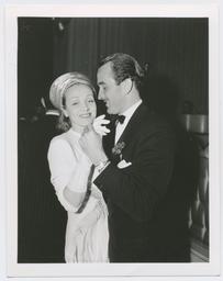 Vorschaubild zu  'Marlene Dietrich in einem Kostüm aus 