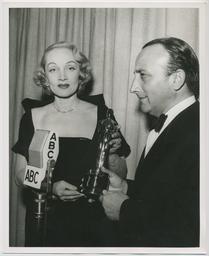 Vorschaubild zu  'Marlene Dietrich überreicht dem Italienischen Konsul Dr. Mario Ungaro den Oscar für 