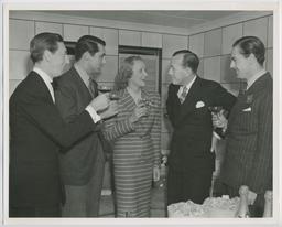Vorschaubild zu  'Cary Grant, Marlene Dietrich, Noël Coward und der Earl of Warwick (auch bekannt als Michael Brooke), Verabschiedung von Noël Coward zu einer Reise nach Pago Pago (Los Angeles, Februar 1939)'