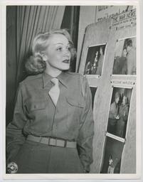 Marlene Dietrich im Headquarter der 12. US Armee (Verdun, November 1944) (repository title)