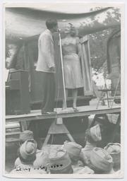 Danny Thomas und Marlene Dietrich auf der improvisierten Bühne, Truppenbetreuung (Neapel, Mai 1944) (repository title)
