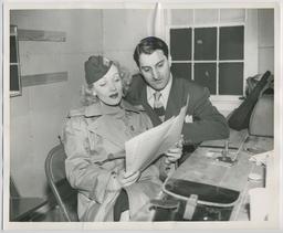 Vorschaubild zu  'Marlene Dietrich und Danny Thomas besprechen den Auftritt, die Singende Säge (im Futteral) liegt bereit, Truppenbetreuung (Fort Meade, Maryland, März 1944)'