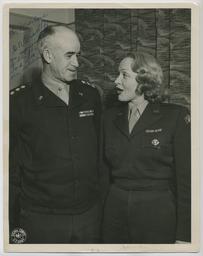 Vorschaubild zu  'General Omar N. Bradley und Marlene Dietrich, Erinnerungsfoto mit Widmung des Generals (Ort unbekannt, November 1944)'