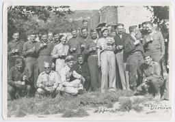 Lin Mayberry (links) und Marlene Dietrich, Erinnerungsfoto mit Männern der 34. US Division  (Neapel, Mai 1944) (repository title)