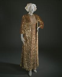 Vorschaubild zu  'Goldener Mantel, goldenes Kleid und Collier'
