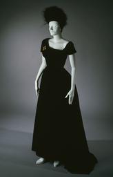 Abendkleid aus schwarzem Samt mit Federkappe (Archivtitel), 1930 (circa)