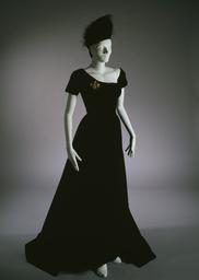 Abendkleid aus schwarzem Samt mit Federkappe (Archivtitel), 1930 (circa)