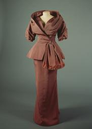 'Precieuse', weinrotes Abendkleid mit passender Jacke aus der Ligne H von Christian Dior, von Marlene Dietrich getragen u.a. 1961 bei der Premiere von JUDGMENT AT NUREMBERG (Archivtitel), 1954