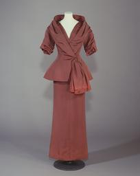 'Precieuse', weinrotes Abendkleid mit passender Jacke aus der Ligne H von Christian Dior, von Marlene Dietrich getragen u.a. 1961 bei der Premiere von JUDGMENT AT NUREMBERG (Archivtitel), 1954