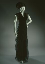 Schmales Abendkleid mit Raffung vor dem Bauch und großes schwarzes Barett mit Pailletten (Archivtitel), 1940