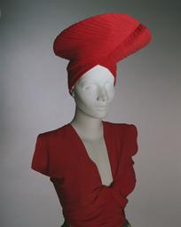 Sommerkleid und rote Turban-Kappe (Archivtitel), 1940