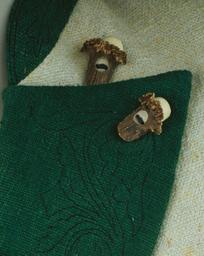 Weiß-grünes Trachtenkostüm mit gestickter Gemse im Rücken der Jacke (Archivtitel), 1930