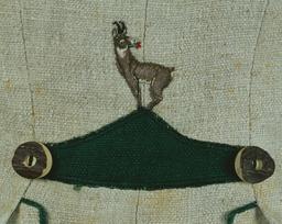 Weiß-grünes Trachtenkostüm mit gestickter Gemse im Rücken der Jacke (Archivtitel), 1930
