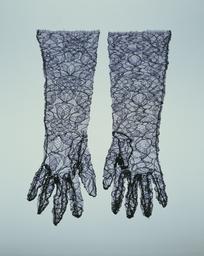 Transparente Handschuhe aus blauer Spitze (Archivtitel), 1950