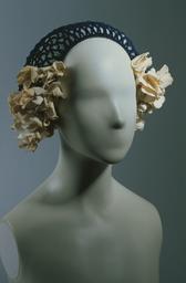 Vorschaubild zu  'Blaue Häkelkappe mit weißen Stoffblumen an den Ohren'