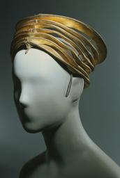 Vorschaubild zu  'Turbanähnliche Kopfbedeckung aus Goldlamé, aus sieben Reifen bestehend'