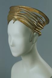 Turbanähnliche Kopfbedeckung aus Goldlamé, aus sieben Reifen bestehend (Archivtitel), 1937