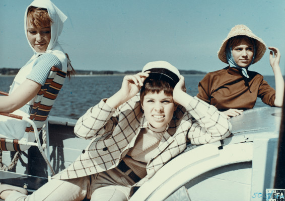 Szenenphoto: Heißer Sommer, Deutsche Demokratische Republik (DDR) 1967. HEISSER SOMMER
Drei Mädchen auf Schiff © DEFA-Stiftung, Herbert Kroiss