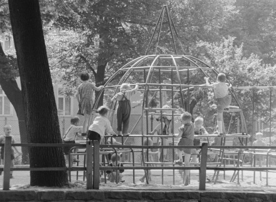 Szenenphoto: Spielplatz, Deutsche Demokratische Republik (DDR) 1965. Spielplatz © DEFA-Stiftung, Christian Lehmann