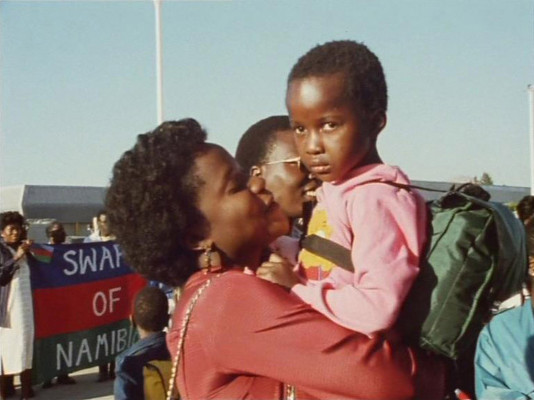 Szenenphoto: Staßfurt - Windhoek,  1990. STASSFURT - WINDHOEK © DEFA-Stiftung, Lilly Grote, Julia Kunert