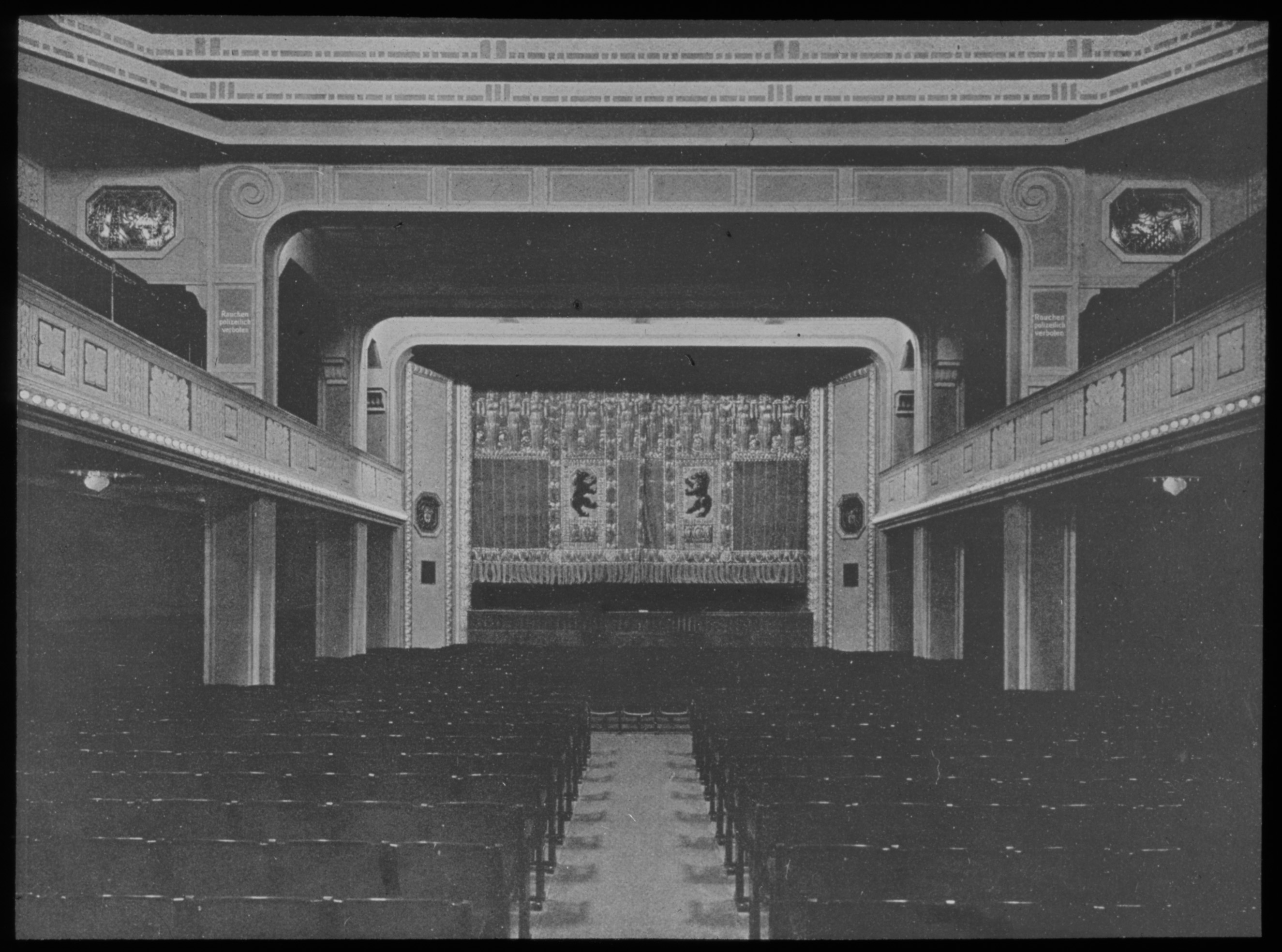 Schwarz-Weiß-Foto vom Zuschauerraum nach vorne, Richtung Leinwand