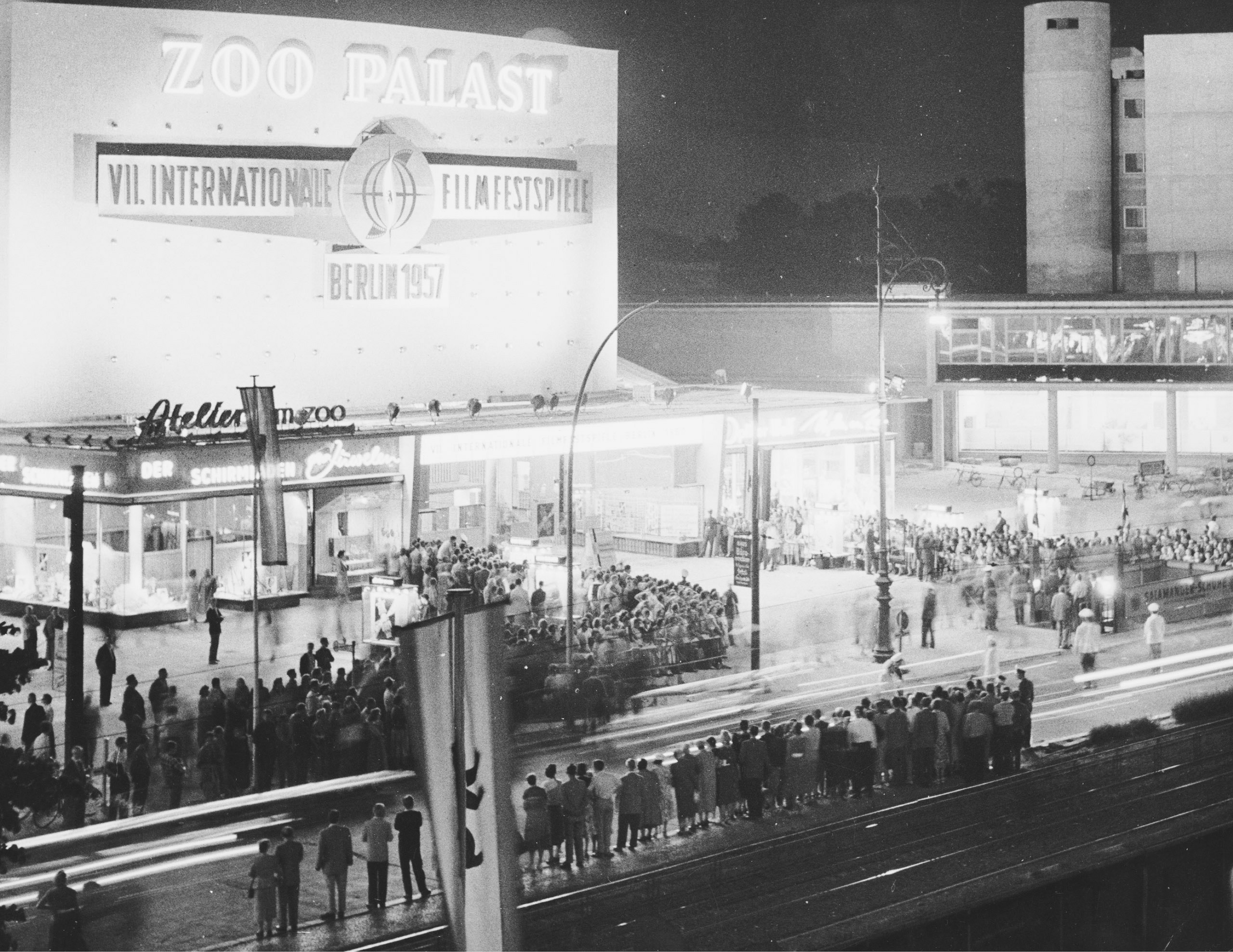 Schwarz-Weiß-Foto: Menschen vor dem Kino während der VII. Berlinale