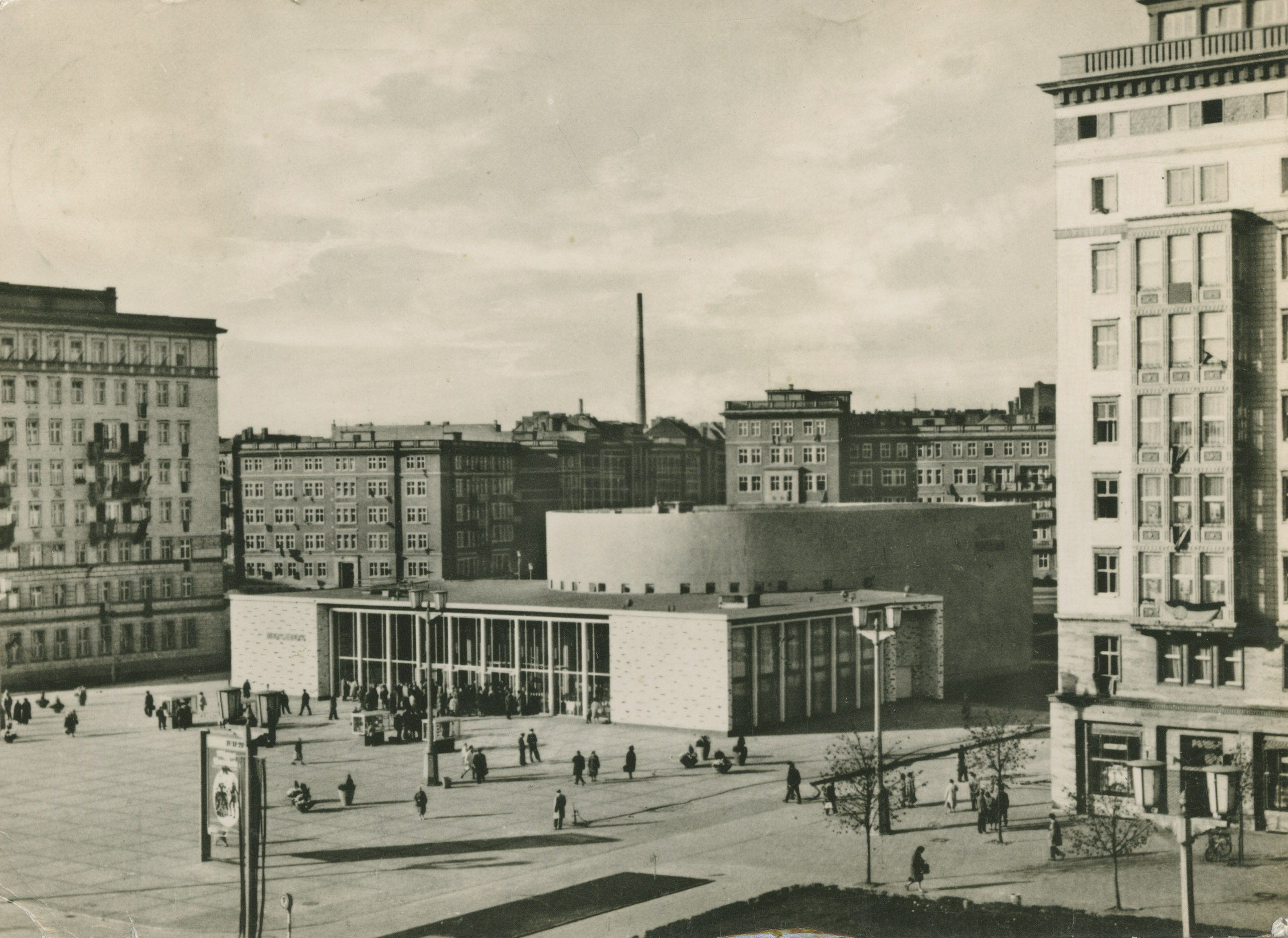 Schwarz-Weiß-Foto: Panoramaaufnahme mit Kinogebäude