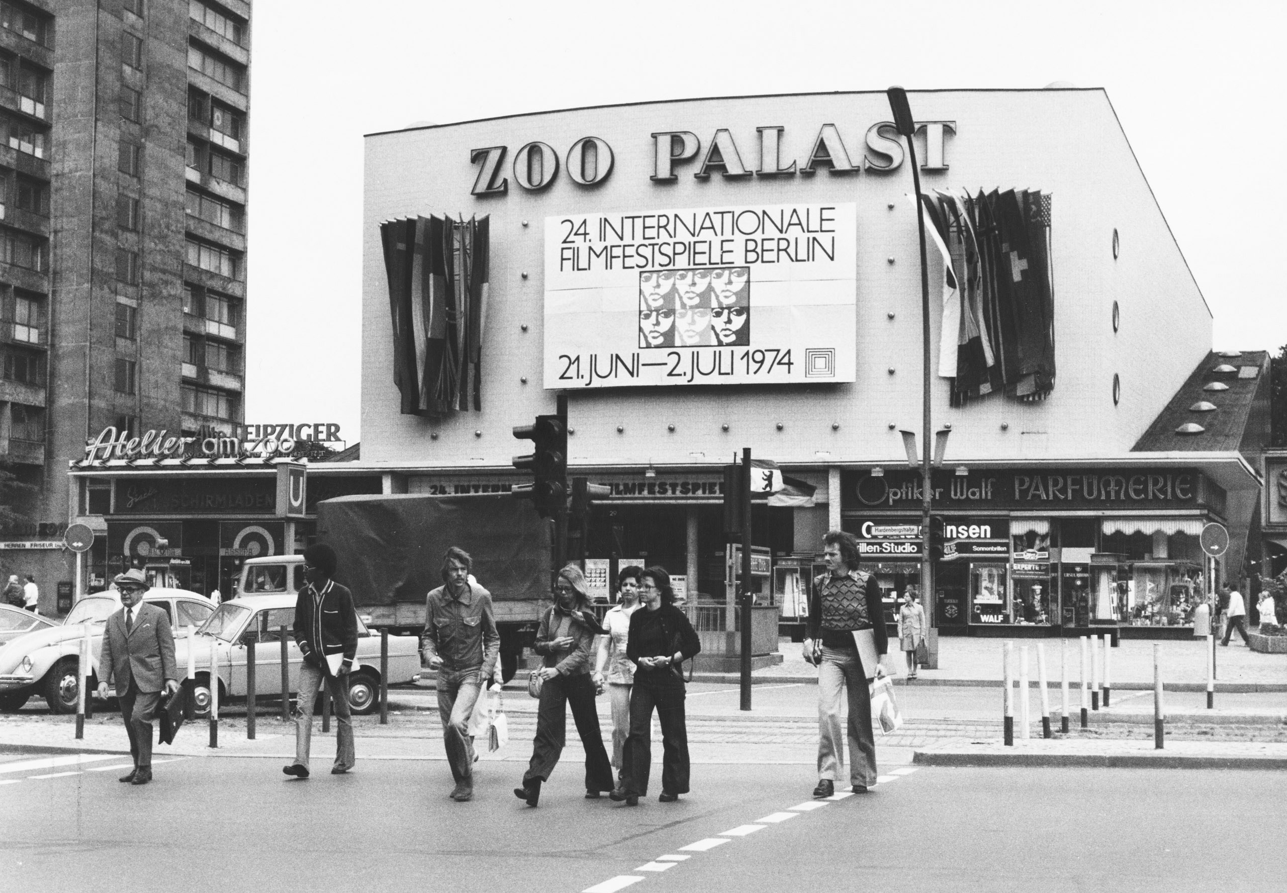 Schwarz-Weiß-Foto: Fassade des Kinos mit Werbung zur 24. Berlinale