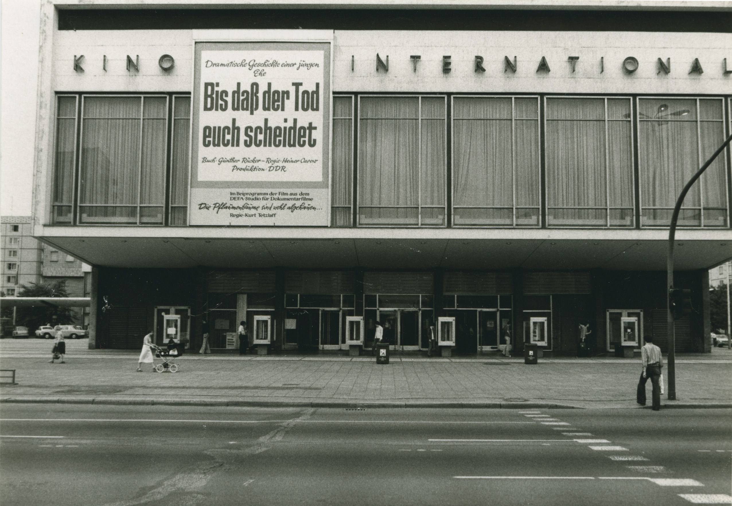 Schwarz-Weiß-Foto: Kinofassade mit Werbung