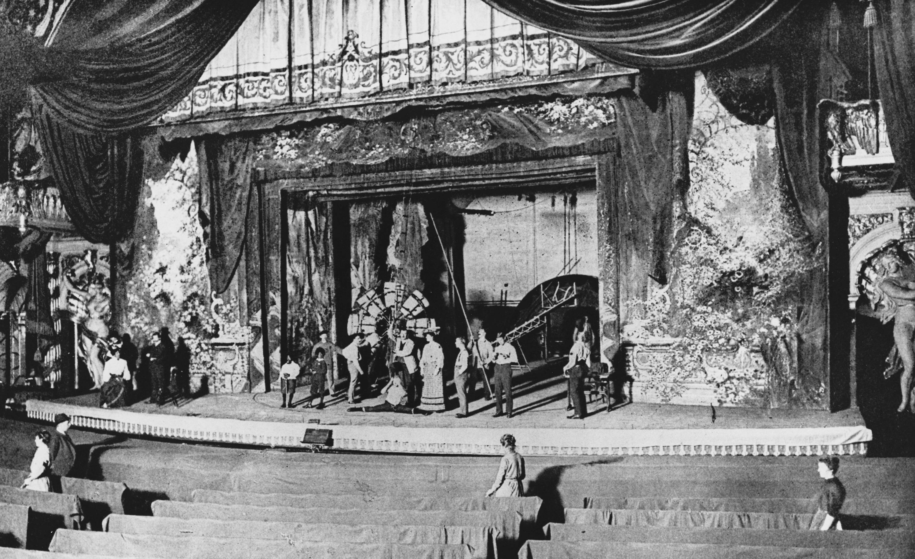 Schwarz-Weiß-Foto: Zuschauerraum zur Bühne hin