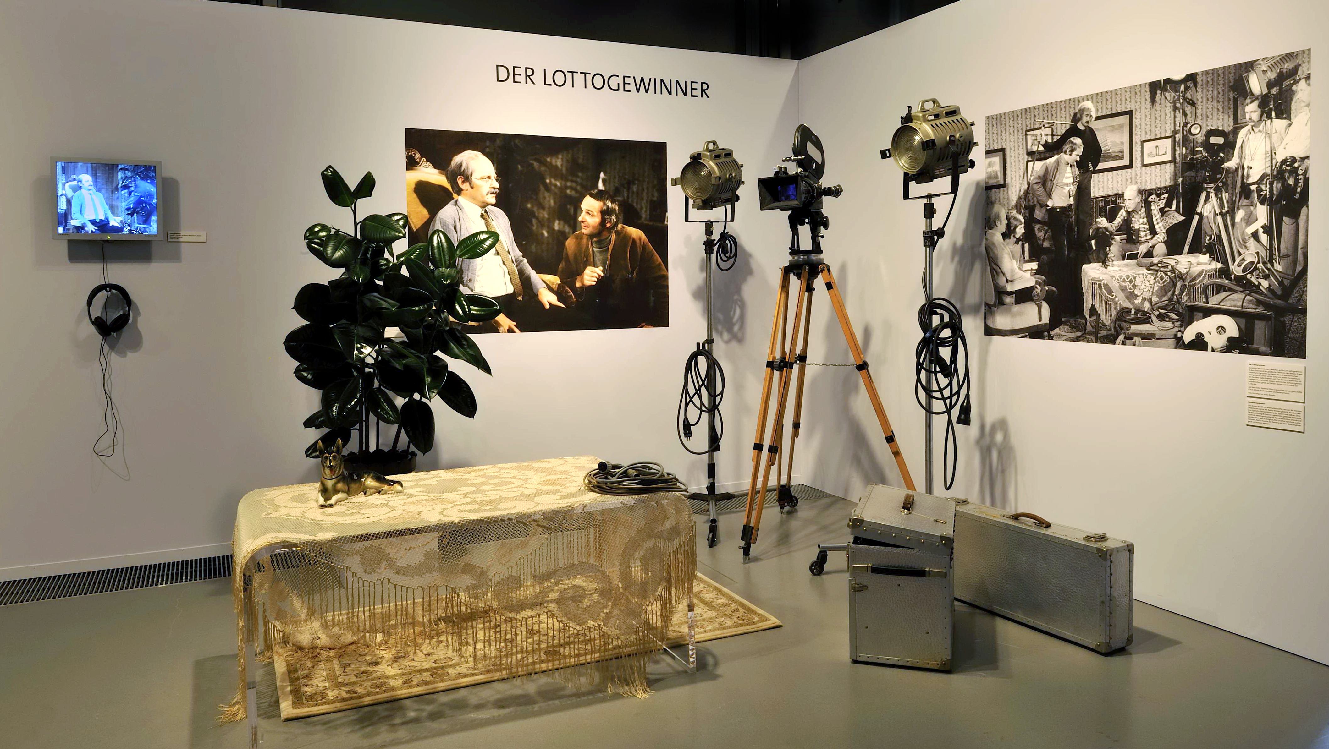 Raumansicht der Ausstellung „Loriot – Vicco von Bülow zum 85. Geburtstag", Deutsche Kinemathek, Berlin