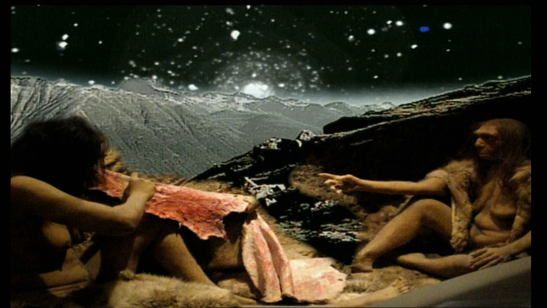 Szenenfoto von zwei Urzeitmenschen aus dem Film 70.000 Jahre wie ein Tag (Deutschlang 2014, Regie: Alexander Kluge)