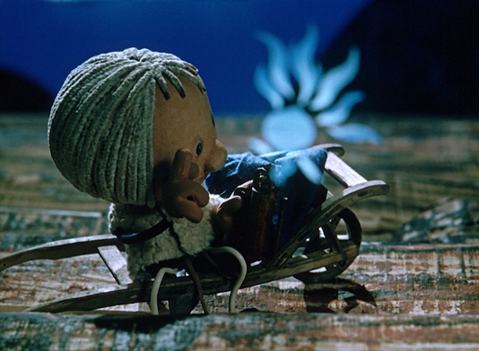 Farbiges Szenenbild eines Puppentrickfilms: Kleiner Kobold mit blauem Licht