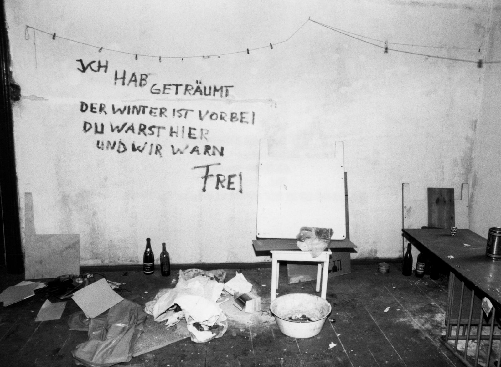 Foto einer geräumten Wohnung in einem Abrisshaus in Ost-Berlin, 31. März 1989