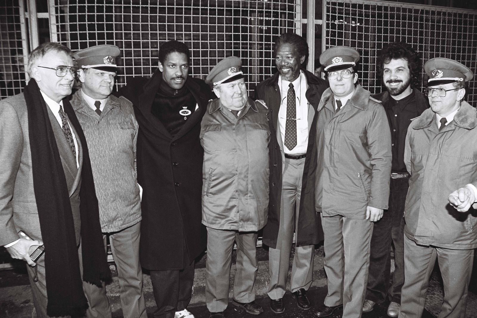 Edward Zwick, Denzel Washington, Morgan Freeman und Freddie Fields am Grenzübergang Invalidenstraße mit Grenzsoldaten, Berlin 1990