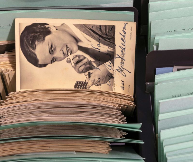 Archivkasten, raugezogen ein schwarz-weiß-Foto einer Frau, die Zigarette raucht