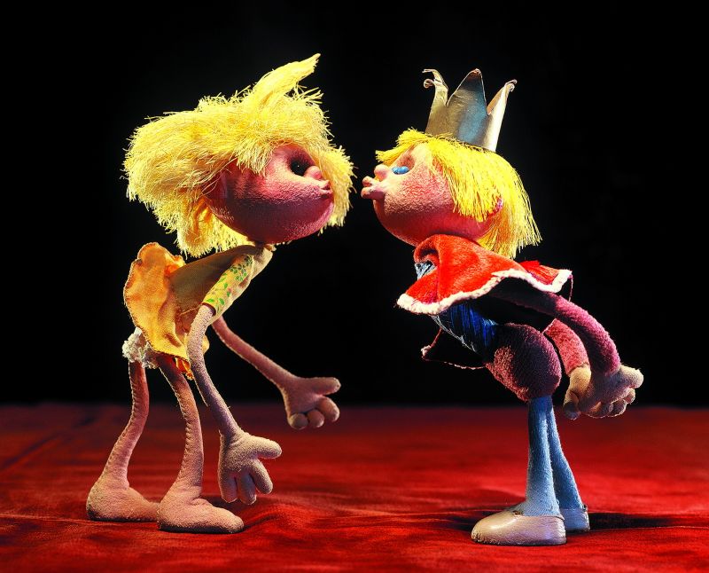 Zwei Puppen aus dem Trickfilm Das Birnenmädchen geben sich einen Kuss