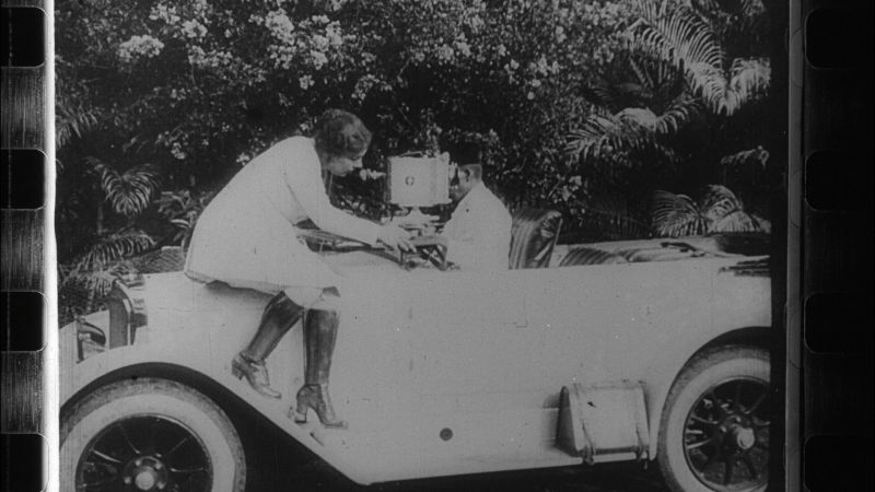 Lola Kreutzberg shooting, Screenshot from Die Wunder des Films. Ein Werklied von der Arbeit am Kulturfilm (Germany 1929, director: Edgar Beyfuß)