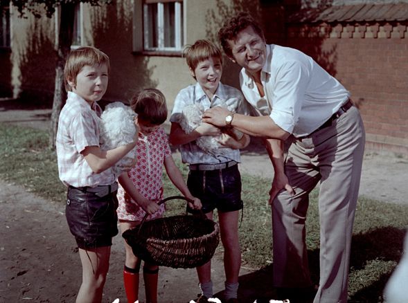 Familienfotografie in warmen Farbtönen, wie sie typisch für die 1970er-Jahre sind
