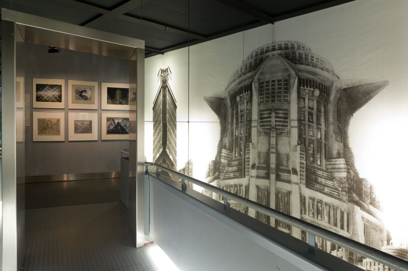 Blick in die Ausstellung auf ein Foto eines Modells aus Metropolis.
