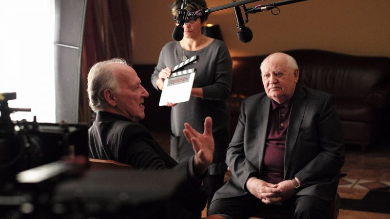Werner Herzog im Gespräch mit Michail Gorbatschow, im Hintergrund eine Frau mit Filmklappe