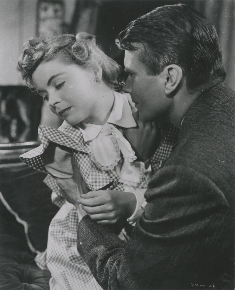 Ein junger Mann hält eine junge Frau im Arm.