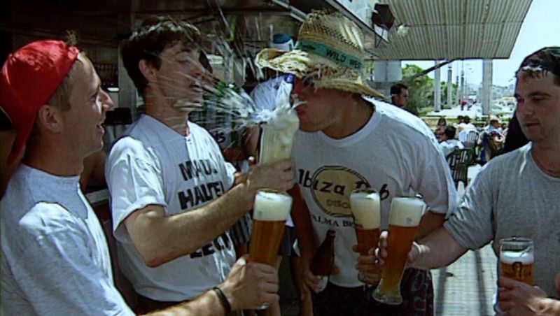 Vier Männer mit fünf Bier