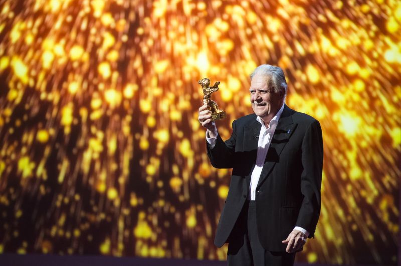 Der Kameramann mit dem goldenen Bären in der Hand, im Hintergrund der Goldregen aus dem Berlinale-Vorspann