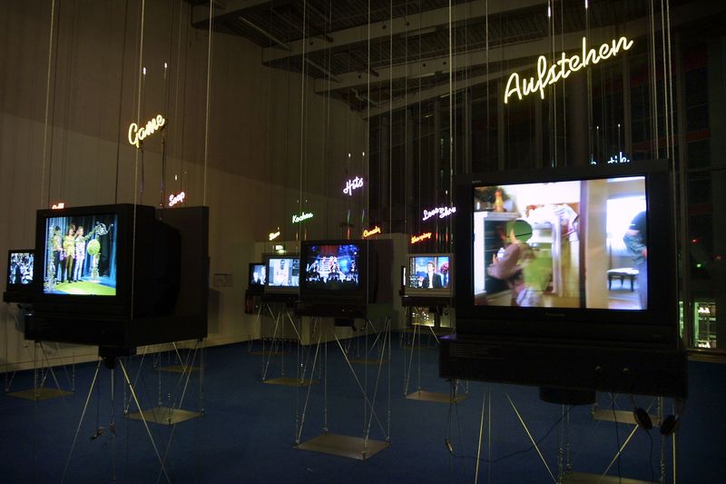 Ausstellung »Fernsehen macht glücklich«, 2002
