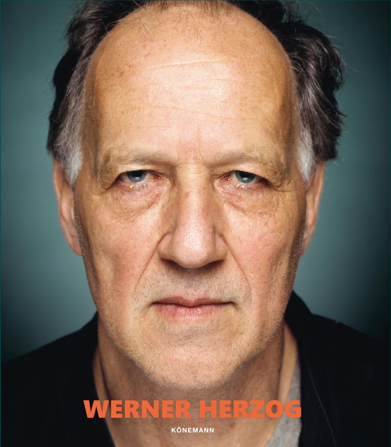 Cover mit großformatigem Porträt, der Regisseur blickt direkt in die Kamera. Roter Schriftzug: Werner Herzog