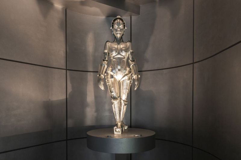 Blick in die ständige Ausstellung: Silberne Figur der Maschinen Maria aus dem Film ›Metropolis‹.