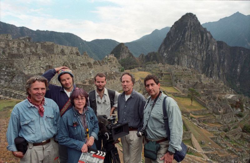 Der Regissur Werner Herzog steht mit vier Männern und einer Frau aus seinem Team in den Bergen von Machu Piccu in Peru.