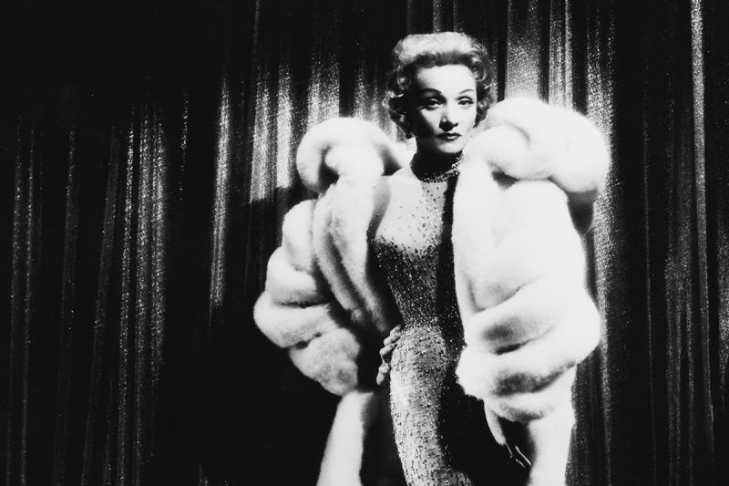 Schwarzweißfotografie der Schauspielerin Marlene Dietrich in einem Pelzmantel